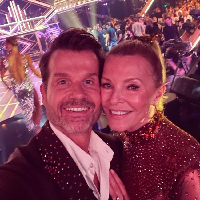 Louis Van Amstel seen taking a selfie with Cheryl Ladd in September 2022