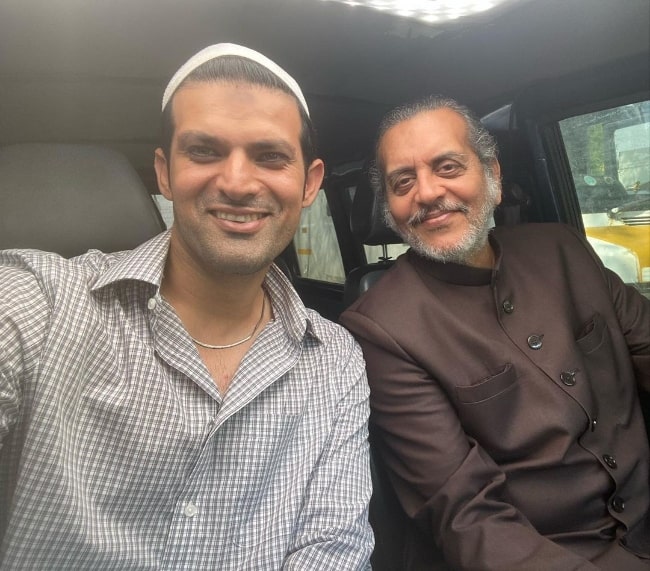 Malhottra Shivam (Left) taking a selfie with Shishir Sharma in January 2022