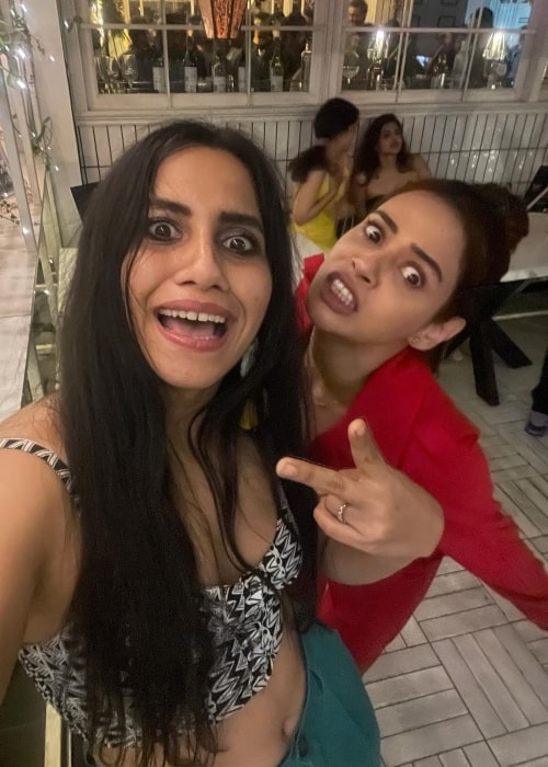 Shalmali Kholgade as seen in a selfie that was taken with fellow playback singer Nikhita Gandhi in January 2022