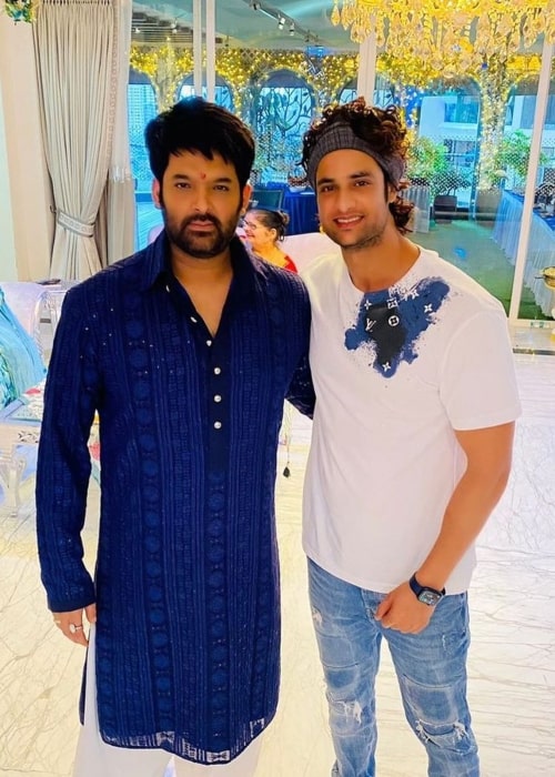 Himanshu Soni (Right) as seen while posing for a picture with Kapil Sharma in September 2021