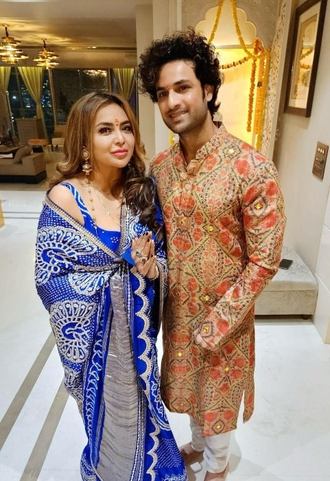 Himanshu Soni smiling for a Diwali picture with his wife Sheetal Singh in October 2022
