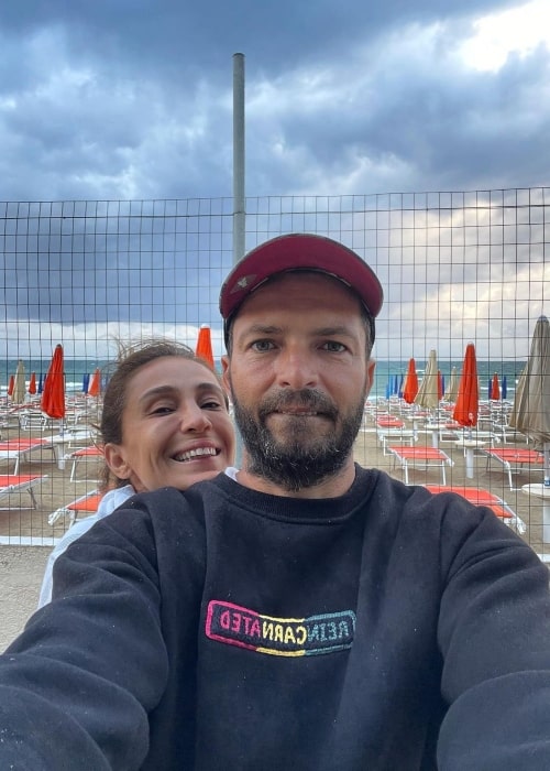 İlker Kızmaz clicking a selfie with Aslı Türkel in July 2022