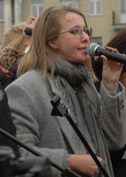 Kenia Sobchak speaking at the meeting to support education and science Lenin square, St. Peter on November 11, 2017