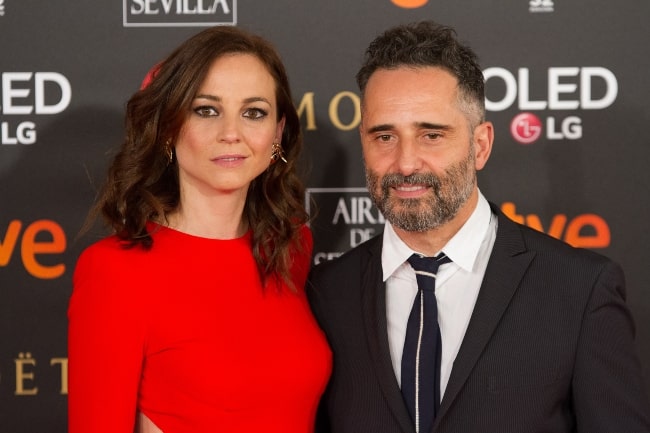 Leonor Watling posing for the camera with Jorge Drexler at the 32nd Goya Awards in 2018