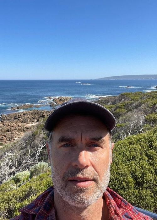 Murray Bartlett taking a selfie in November 2022