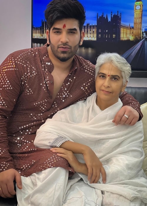 Paras Chhabra in a Diwali picture with his mother in October 2022