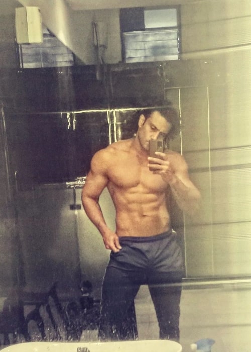 Ram Yashvardhan as seen in a shirtless mirror selfie in July 2022