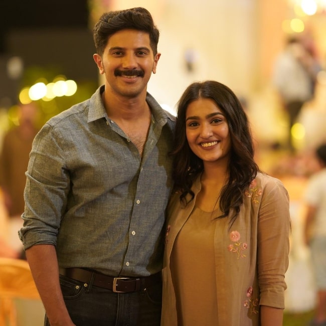Saniya Iyappan smiling for a picture with Dulquer Salmaan