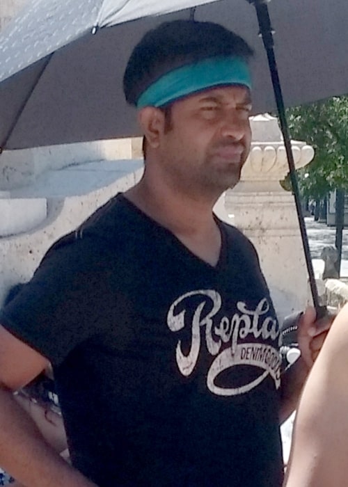 Vennela Kishore waiting for the beginning of the filming of a scene at the Pont del Real in Valencia in August 2016