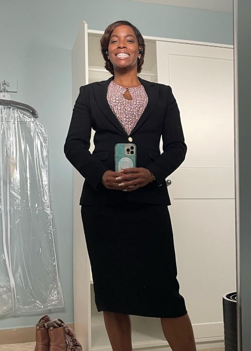 Milauna Jackson taking a mirror selfie in 2022