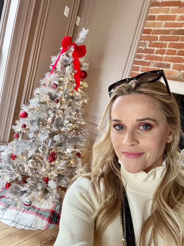 Reese Witherspoon in a selfie with Christmas Tree in November 2022