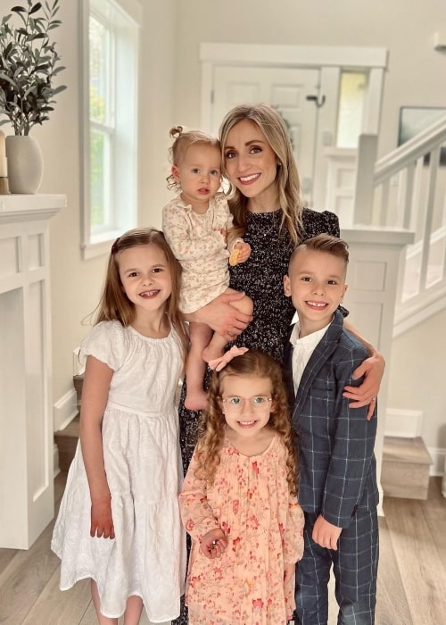 Ashley Crosby as seen in a picture with her children Claire, Carson, June, and Millie in May 2022