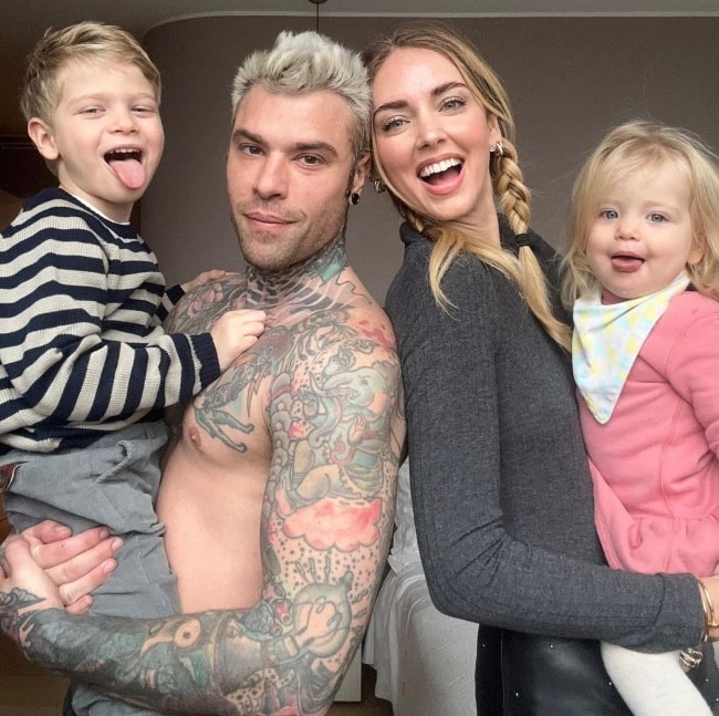 Fedez with Chiara Ferragni and their children in an Instagram post in January 2023