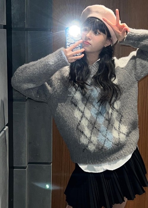 Hong Eun-chae as seen while clicking a mirror selfie in January 2023