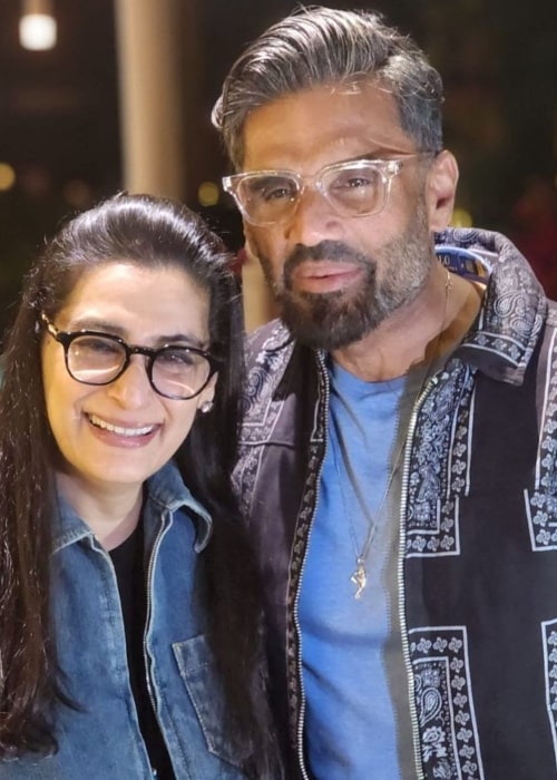 Mana Shetty as seen in a picture with her husband Suniel Shetty on their 31st anniversary in December 2022