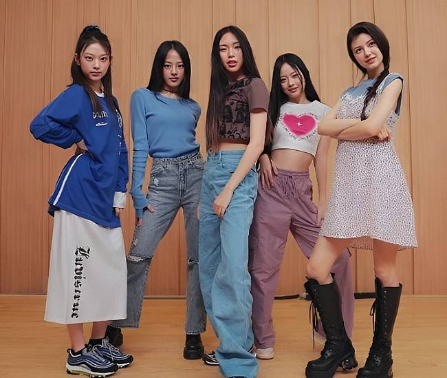 Minji as seen posing alongside other members of New Jeans in 2022
