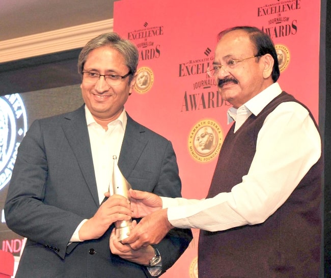 Ravish Kumar (Left) as seen while receiving the 12th Ramnath Goenka Excellence in Journalism Award from Vice President Shri M. Venkaiah Naidu in New Delhi in 2017