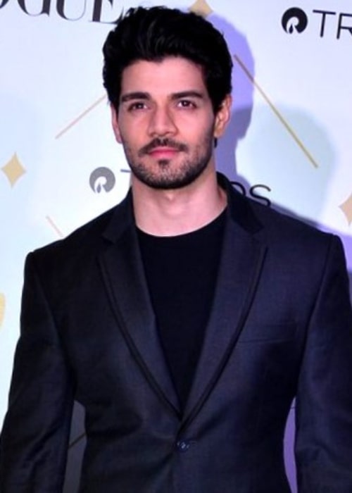 Sooraj Pancholi Height, Weight, Age, Girlfriends, Family, Facts