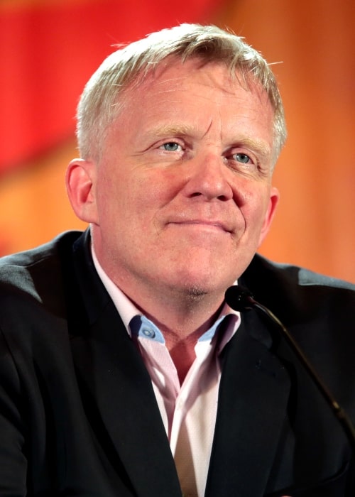 Anthony Michael Hall speaking at the 2017 Phoenix Comicon in Phoenix, Arizona