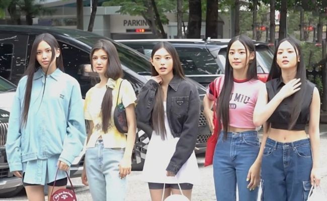 Haerin as seen leaving Music Bank with other members of NewJeans in 2022