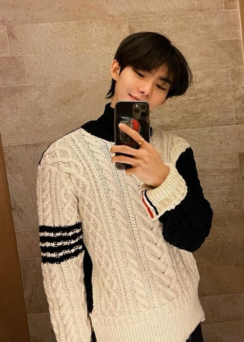 Hur Hyun-jun as seen while taking a mirror selfie in November 2021