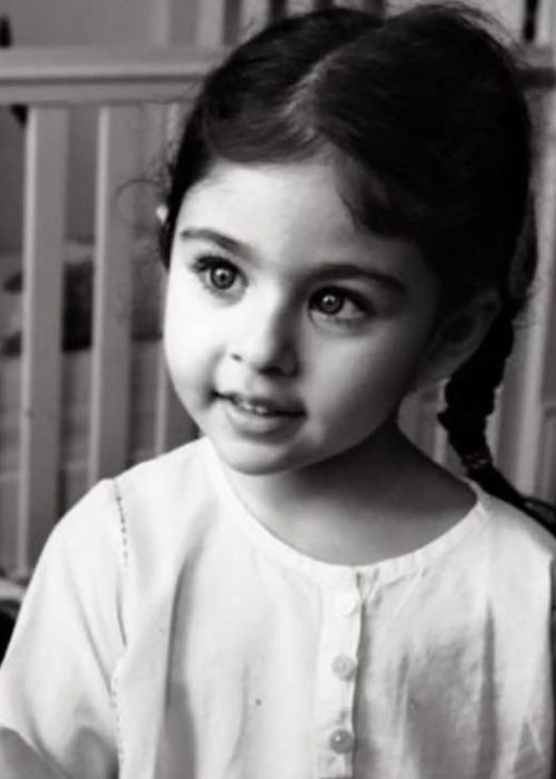 Inaaya Naumi Kemmu as seen in a black and white picture from Instagram