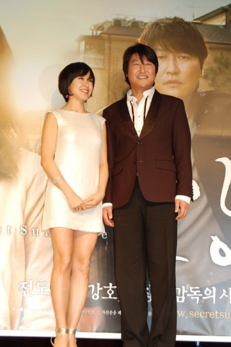Jeon Do-yeon and her co-star Song Kang-ho at 'Secret Sunshine' press conference in 2007