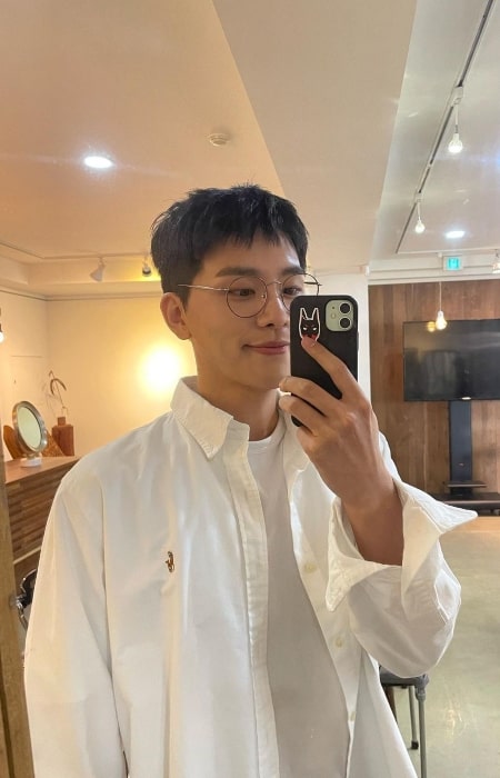 Kim Woo-seok as seen while taking a mirror selfie in May 2022
