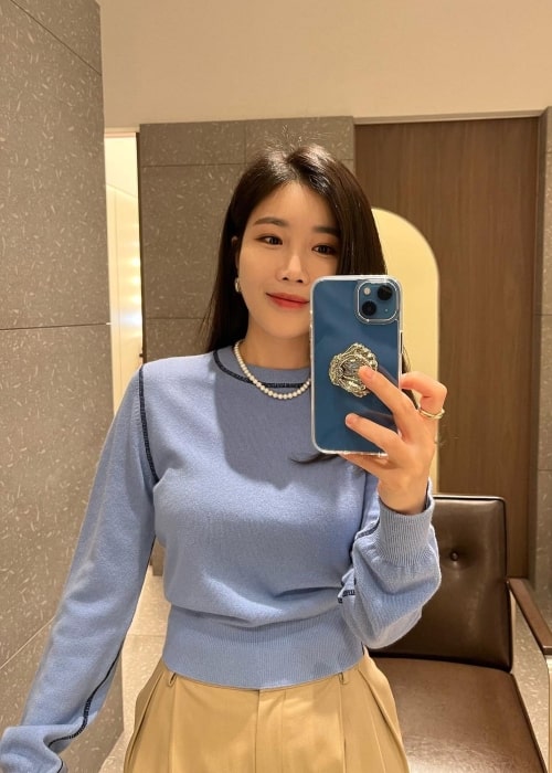 Lee Hae-ri taking a mirror selfie in October 2022