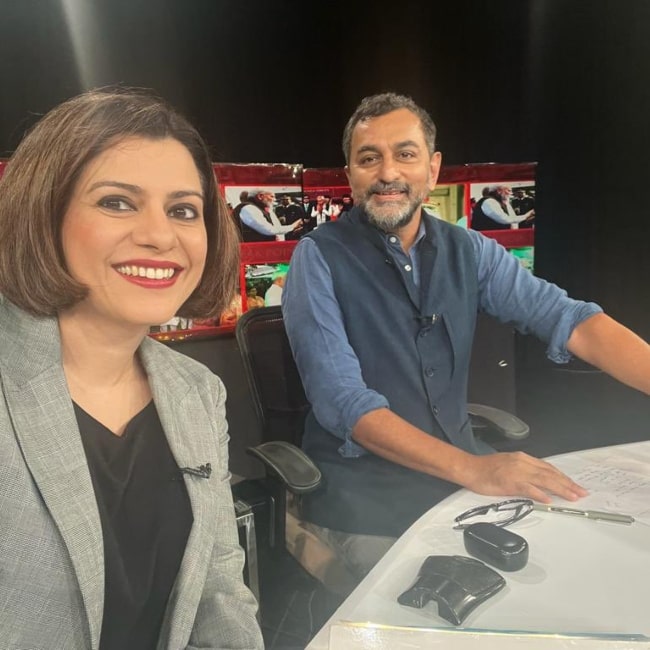 Nidhi Razdan as seen in a selfie with her co-journalist Sreenivasan Jain in August 2022