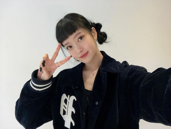 Seoi as seen taking an Instagram selfie in October 2022