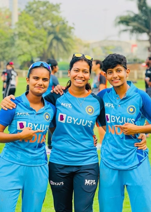 Soumya Tiwari as seen in a picture with her fellow cricket squad mates in December 2022