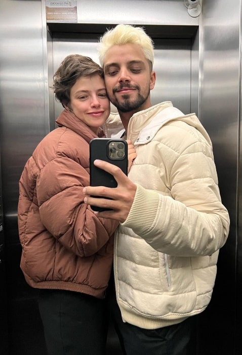 Agatha Moreira in a mirror selfie with Rodrigo Simas in August 2022