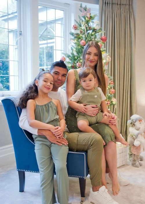 Anna Mariana Casemiro as seen in a picture with her husband Casemiro and their children Sara and Caio in December 2022