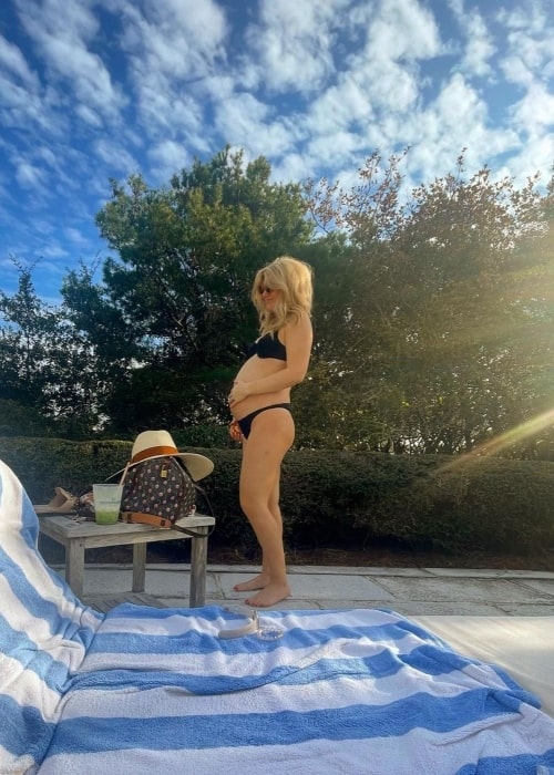 Caroline Arapoglou showing her baby bump in an Instagram post in February 2023