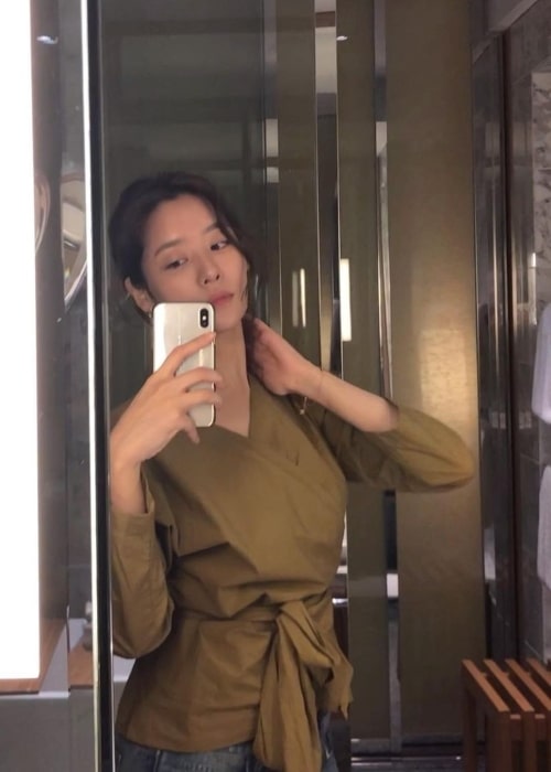 Cha Joo-young taking a mirror selfie in August 2022