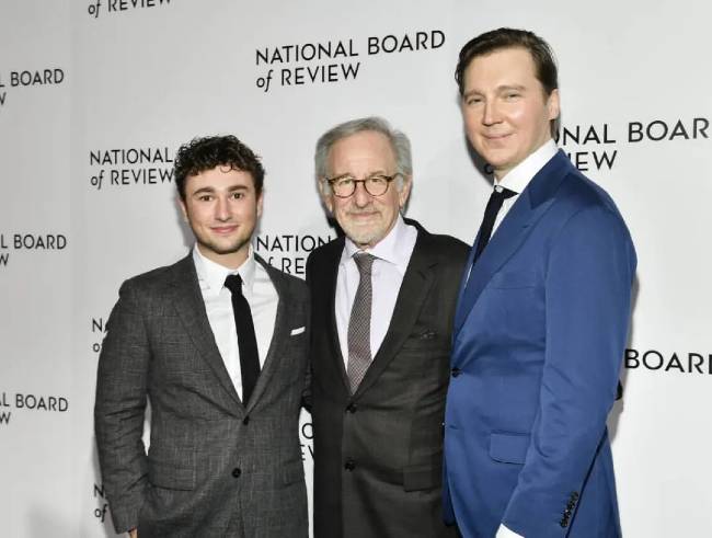 Gabriel LaBelle as seen posing for a picture alongside Steven Spielberg (center) and Paul Dano
