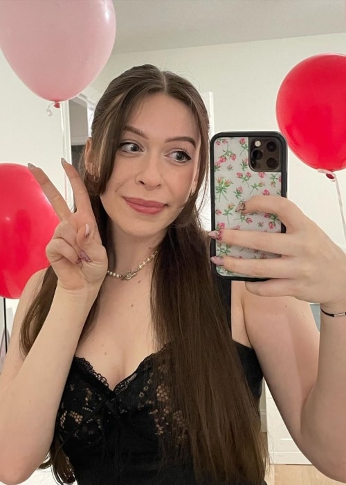 Hannahxxrose as seen in a selfie that was taken in March 2023