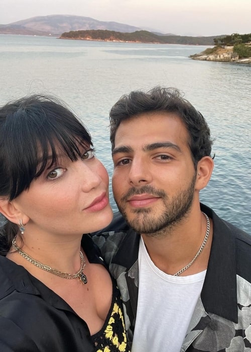 Jordan Saul as seen in a picture with model Daisy Lowe in September 2021, in Kassiópi, Greece