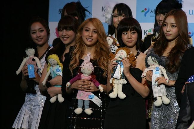 Kang Ji-young as seen with other members of Kara in 2010