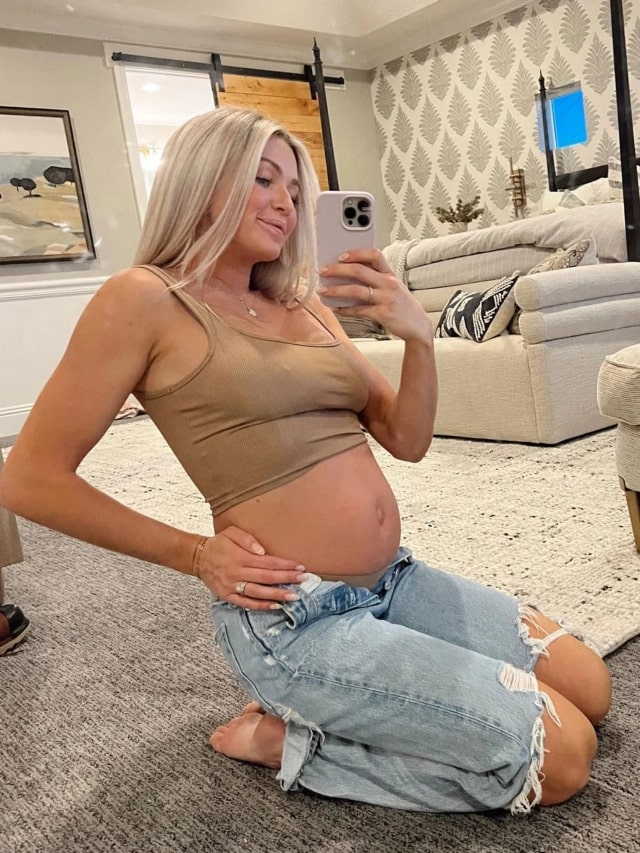 Lindsay Arnold showing her growing baby bump in a selfie in 2023