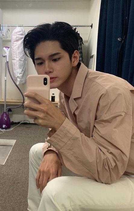 Ong Seong-wu as seen while taking a mirror selfie in October 2020