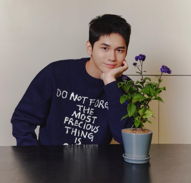 Ong Seong-wu posing for a picture in December 2022
