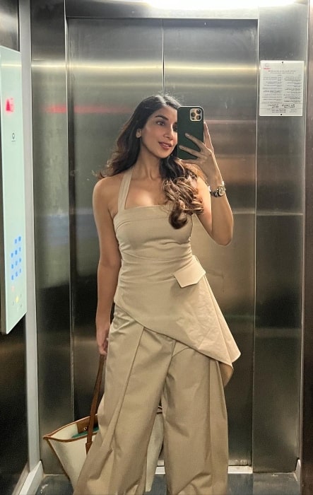 Parul Gulati taking a mirror selfie in March 2023