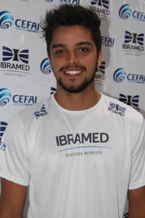 Rodrigo Simas as seen while smiling for the camera in 2015