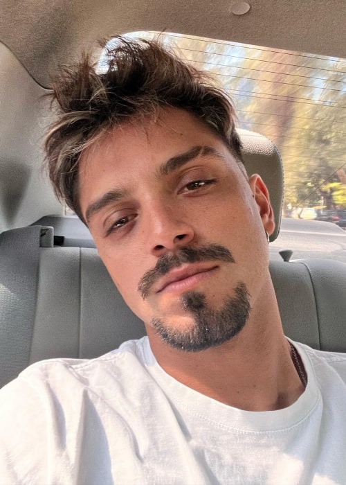 Rodrigo Simas taking a selfie in February 2023