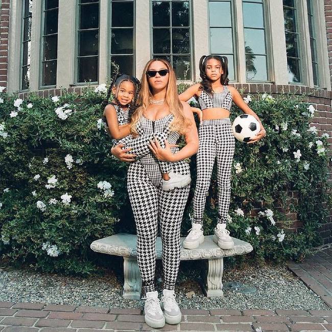 Rumi Carter (left) as seen in an Instagram picture with her mother and sister Blue Ivy in December 2021