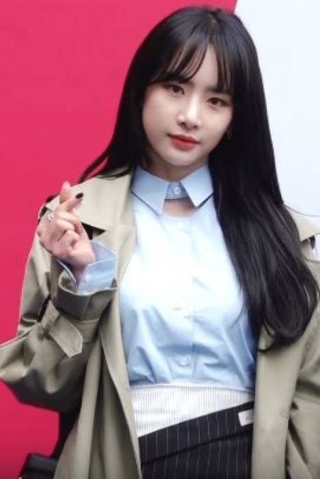 Seola as seen while posing for the camera in March 2019