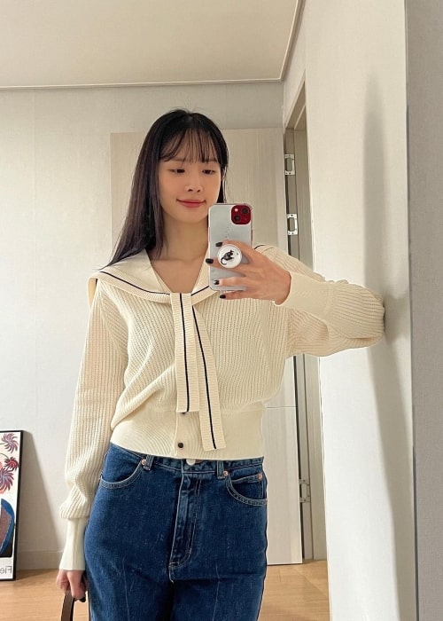 Seola as seen while taking a mirror selfie in February 2023