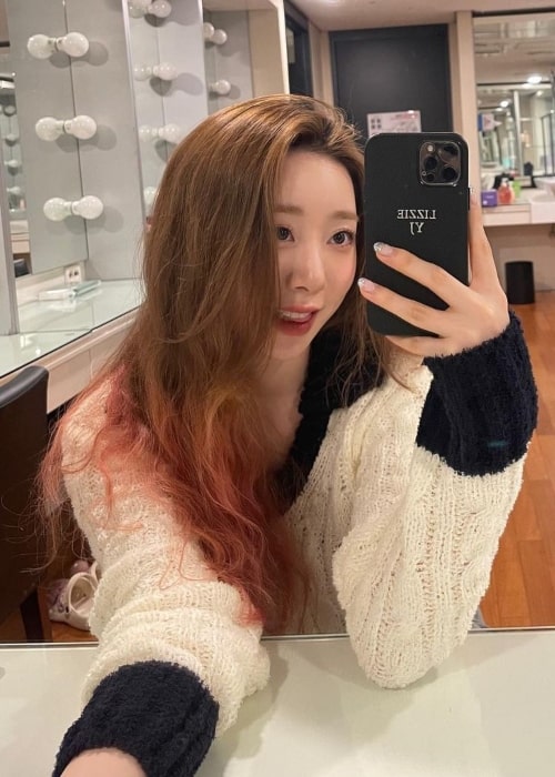 Yeonjung as seen while taking a mirror selfie in April 2022